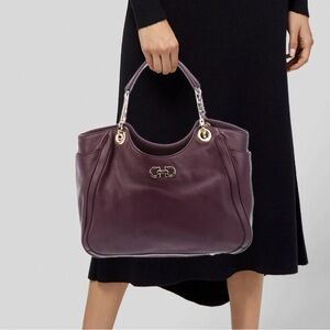 SALVATORE FERRAGAMO
Leather Shoulder Bag